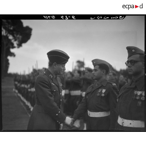 Le général Schlesser s'entretient avec une autorité militaire.