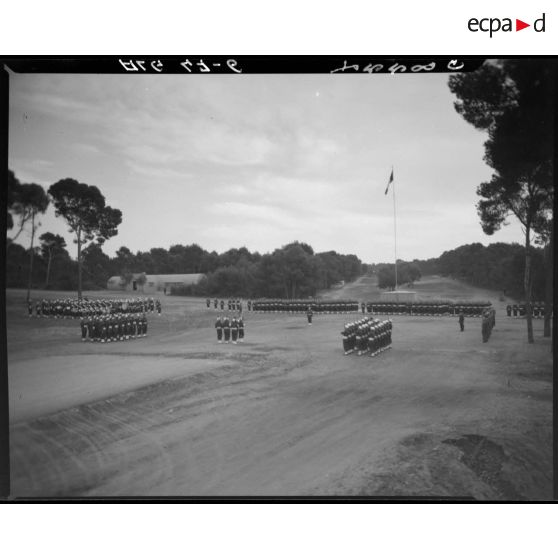 Plan d'ensemble de la cérémonie organisée à l'occasion de la présentation du drapeau du 1e régiment de tirailleurs sénégalais (RTS) aux  jeunes recrues de la classe 46/2 à Alger.