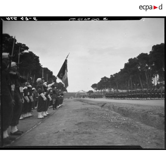 Le drapeau du 1e régiment de tirailleurs sénégalais (RTS) est présenté aux  jeunes recrues de la classe 46/2 à Alger.