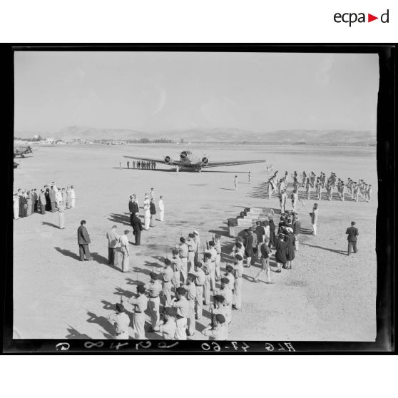 Cérémonie militaire donnée à l'occasion du rapatriement des premiers corps tombés au champ d'honneur, sur un aérodrome, sous le regard d'autorités civiles et militaires, à Alger.