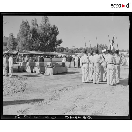 Cérémonie militaire donnée à l'occasion du rapatriement des premiers corps tombés au champ d'honneur, en présence d'autorités civiles et militaires, à Alger.