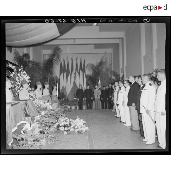 Des autorités civiles et militaires se recueillent devant les cercueils des premiers corps tombés au champ d'honneur.