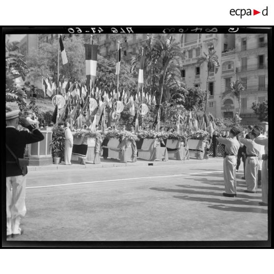 Cérémonie militaire donnée devant le monument aux morts d'Alger, à l'occasion du rapatriement des premiers corps tombés au champ d'honneur.
