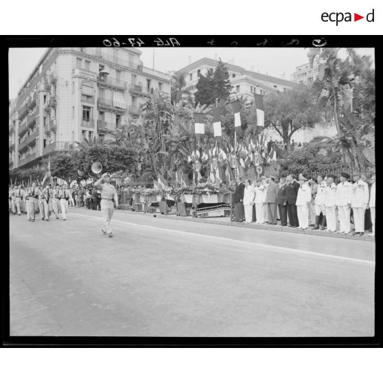Défilé d'une unité militaire devant le monument aux morts d'Alger, sous le regard d'autorités civiles et militaires, à l'occasion du rapatriement des premiers corps tombés au champ d'honneur.