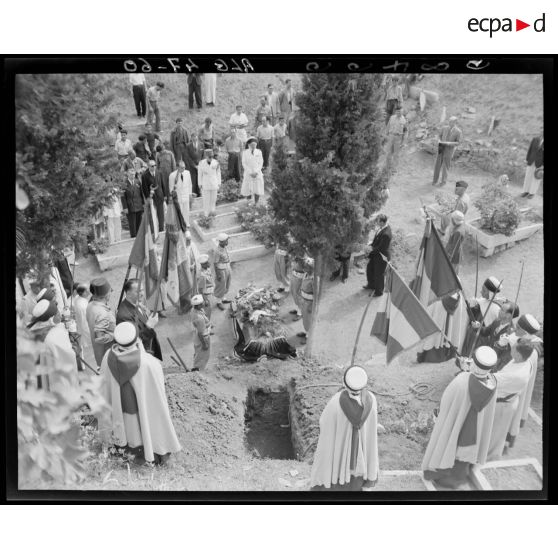Des personnalités civiles et militaires se recueillent devant un cercueil, avant son inhumation, dans un cimetière, à Alger.