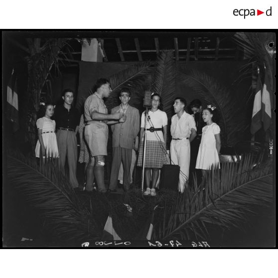 Choeur d'adolescents qui chante à l'occasion de la cérémonie donnée pour le départ du colonel Enjalabert.