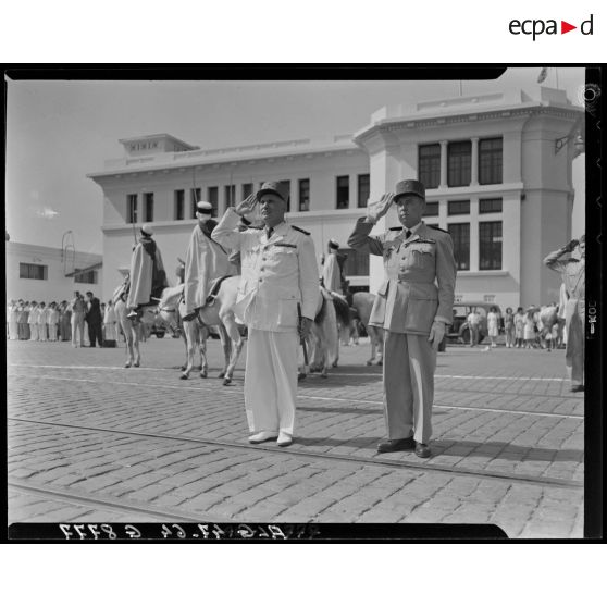 Portrait du général Duché accompagné d'une autorité militaire.