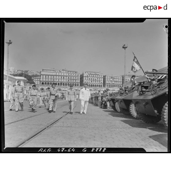 Le général Duché, accompagné d'autorités militaires, passe en revue la Xe région militaire (RM).