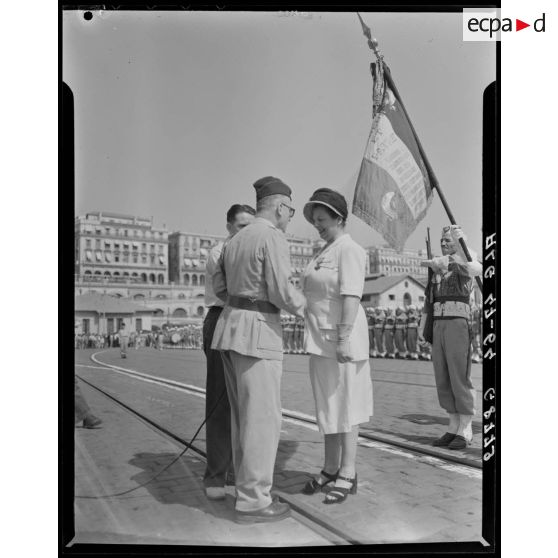 Une autorité militaire s'entretient avec une personnalité civile.