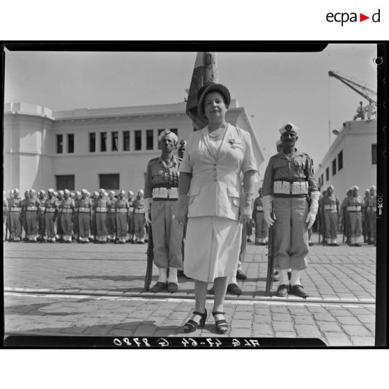 Portrait d'une personnalité civile, devant la garde au drapeau de la Xe région militaire (RM).