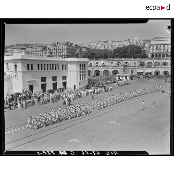 Plan d'ensemble en plongée du défilé de la Xe région militaire (RM), sous le regard d'autorités civiles et militaires.