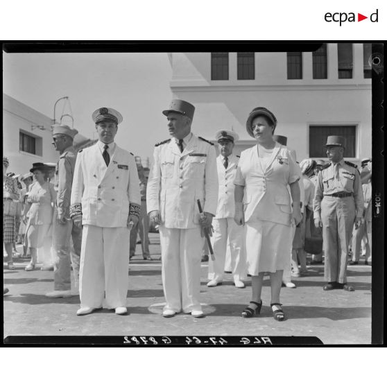 Portrait de groupe qui rassemble le général Duché, une autorité militaire et une personnalité civile.