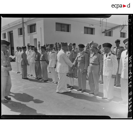 Le général Duché salue des autorités militaires.