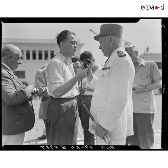 Le général Duché s'entretient avec un journaliste.