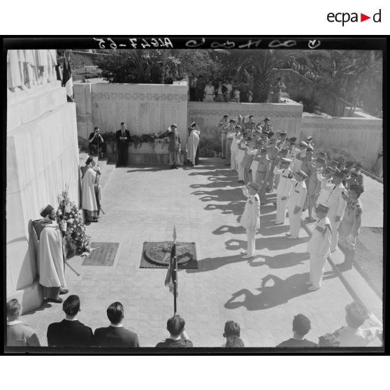 Cérémonie militaire devant le monument aux morts d'Alger.