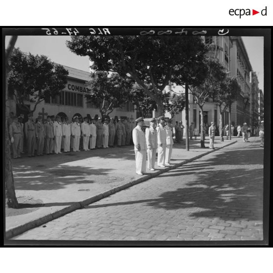 Photographie de groupe rassemblant des autorités militaires.