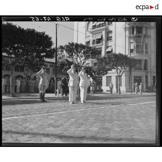 Cérémonie donnée à l'occasion de la prise de commandement du général Olleris à Alger, en présence d'autorités militaires.