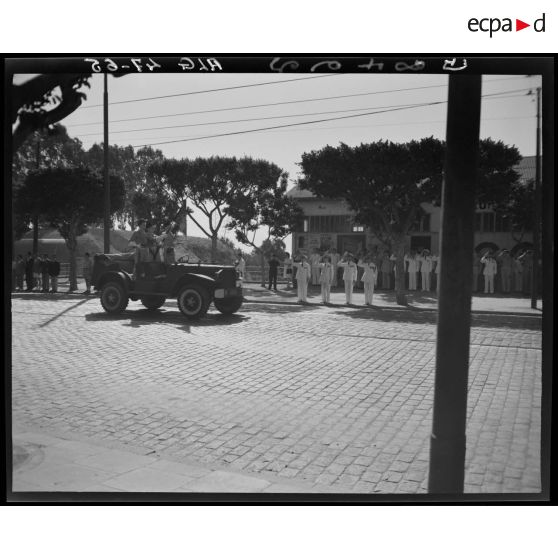 Défilé motorisé, sous le regard d'autorités militaires.