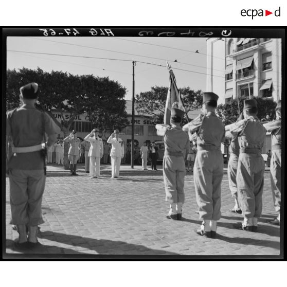 Cérémonie à l'occasion de la prise de commandement du général Olleris à Alger, en présence d'autorités civiles et militaires.