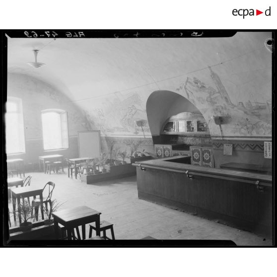 Plan d'ensemble d'une salle commune du foyer du soldat de la division d'infanterie motorisé (DIM).