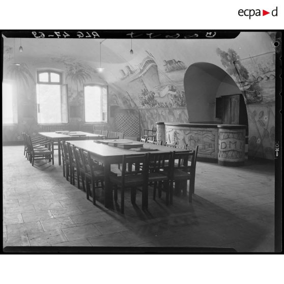 Plan d'ensemble d'une salle commune de travail du foyer du soldat de la division d'infanterie motorisé (DIM).