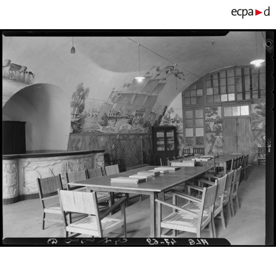 Plan d'ensemble d'une salle commune de travail du foyer du soldat de la division d'infanterie motorisé (DIM).