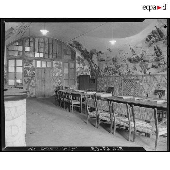 Plan d'ensemble d'une salle commune de travail du foyer du soldat de la division d'infanterie motorisé (DIM).