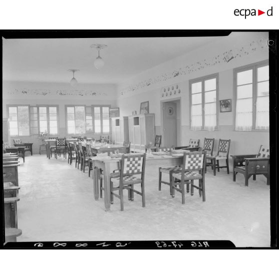 Plan d'ensemble d'une salle commune de travail du foyer du soldat de la division d'infanterie motorisé (DIM).