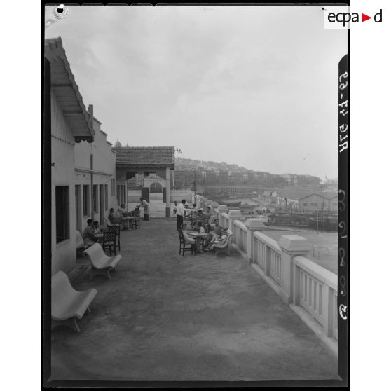 Plan d'ensemble d'une terrasse du foyer du soldat de la division d'infanterie motorisé (DIM).