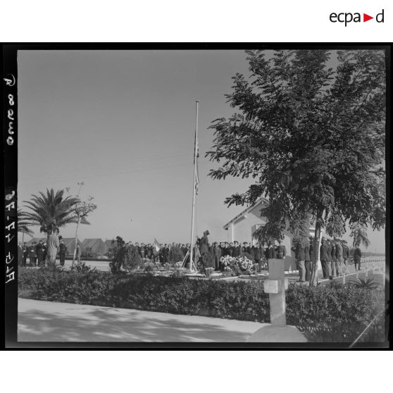 Salut au drapeau au cimetière américain d'El Alia, en présence d'autorités civiles et militaires.