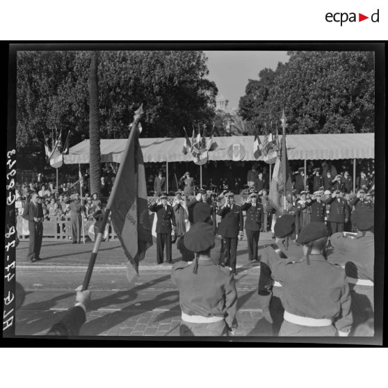 Céremonie militaire en présence du gouverneur général de l'Algérie, Yves Chataigneau, du général de division Olleris et du général Schlesser.