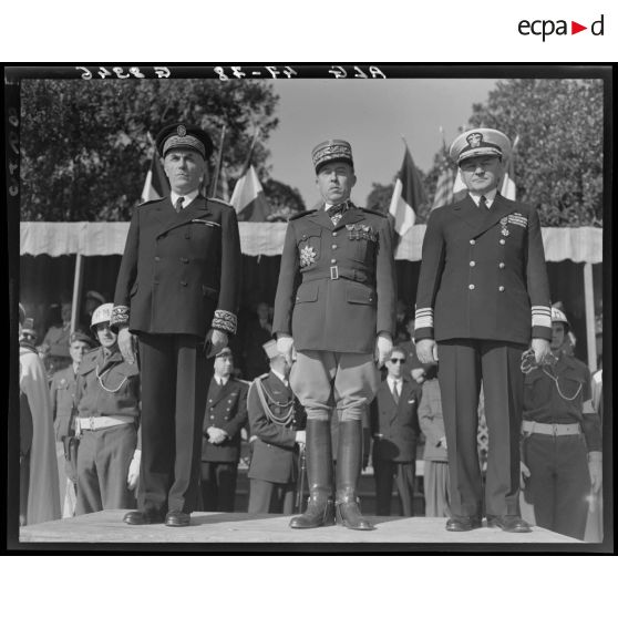 Portrait de groupe rassemblant le gouverneur général de l'Algérie, Yves Chataigneau, le général de division Olleris et une autorité militaire américaine.