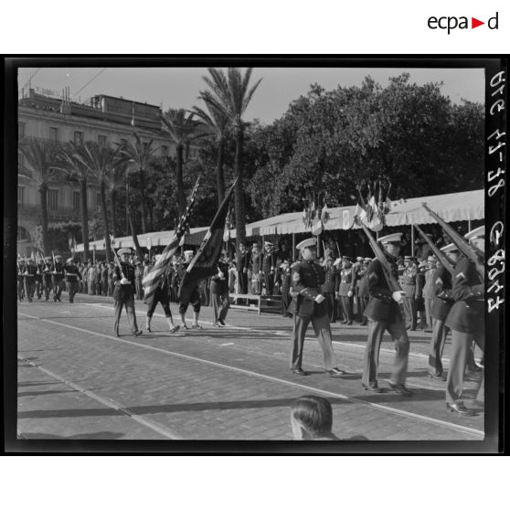 Défilé d'unités de la marine américaine, sous le regard d'autorités militaires.