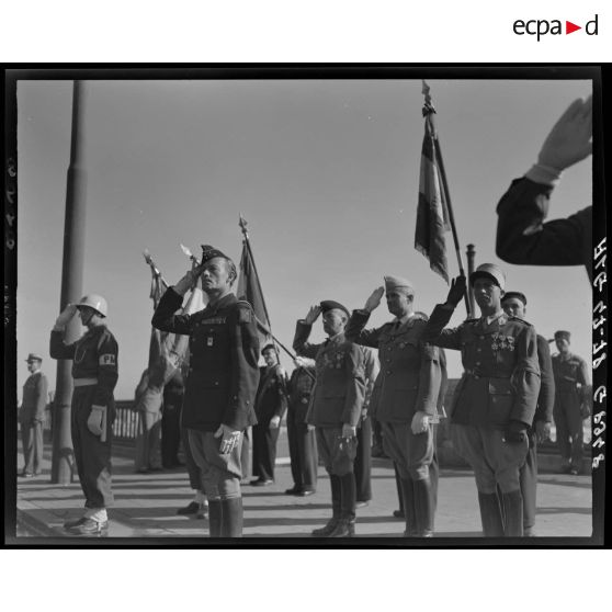 Photographie de groupe rassemblant des autorités militaires, parmi lesquelles le général Schlesser.