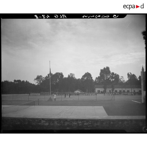 Lever au drapeau sous le regard d'autorités militaires et de la Xe région militaire (RM) sur un stade.