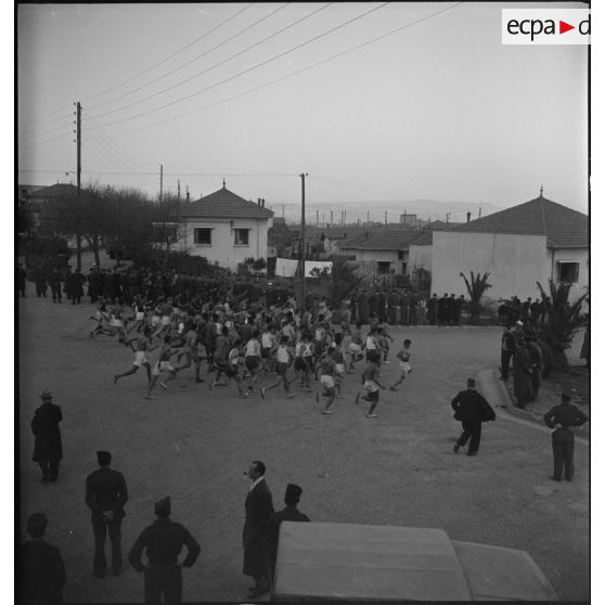 Plan en plongée du départ d'une course à pied.
