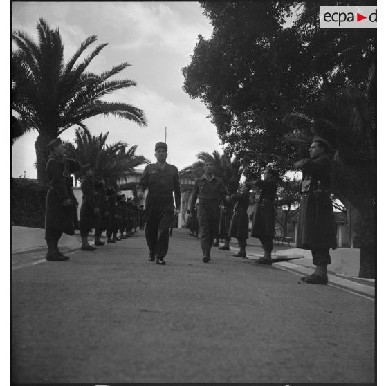 Le général Duché arrive au stade où se déroulent les championnats militaires sportifs de la Xe région militaire (RM) à Alger.