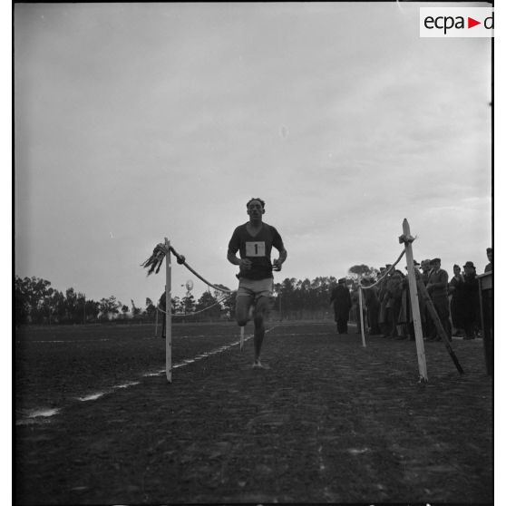 Arrivée du finaliste de l'épreuve de course à pied.