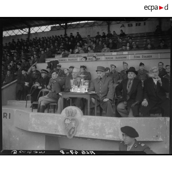 Vue de la tribune occupée par le général Duché, le général Schlesser, des autorités militaires et civiles.