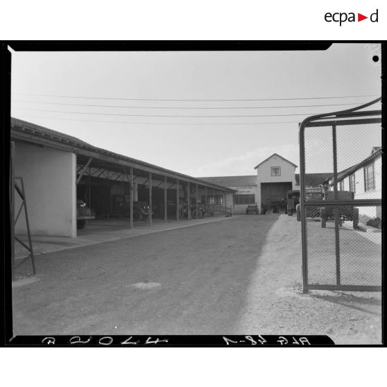 Vue d'un garage, à l'intérieur de l'enceinte d'un parc des transmissions.