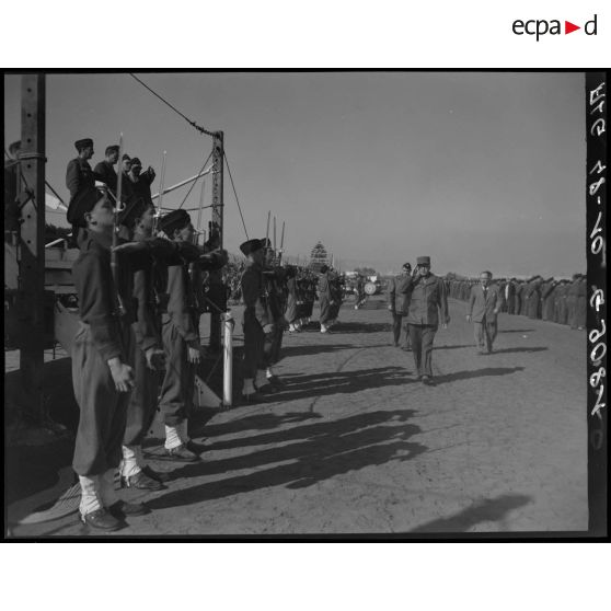 Une autorité militaire passe en revue des troupes.