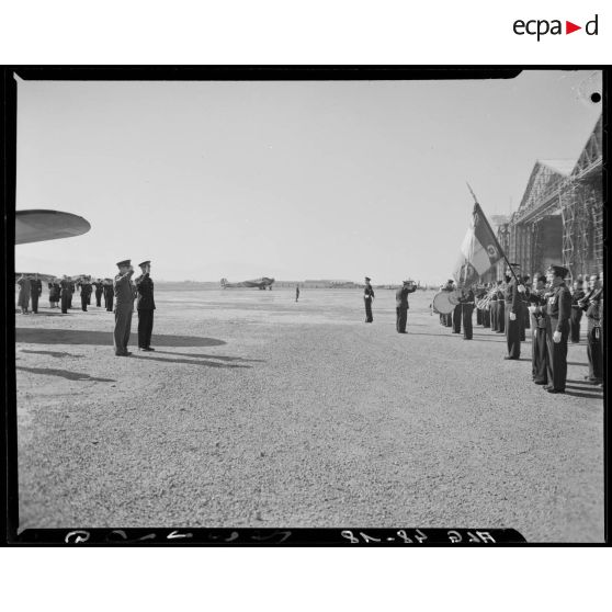 Visite du général Lemay commandant l'aviation américaine outre-mer, en Algérie.