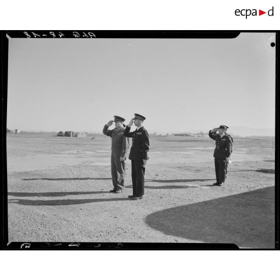 Salut du général Lemay, lors de sa visite en Algérie.