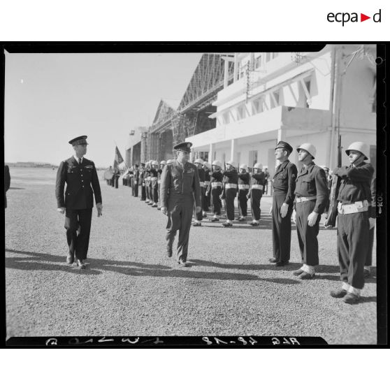 Le général Lemay, commandant l'aviation américaine outre-mer, passe les troupes en revue, lors de sa visite en Algérie.