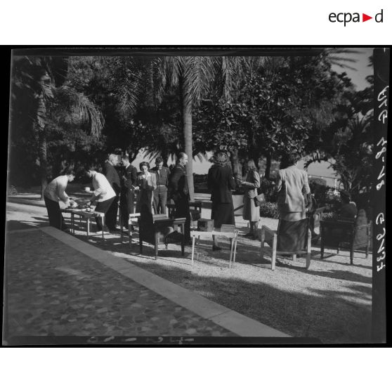 Réception en plein air lors de la visite du général Lemay, commandant l'aviation américaine outre-mer, en Algérie.