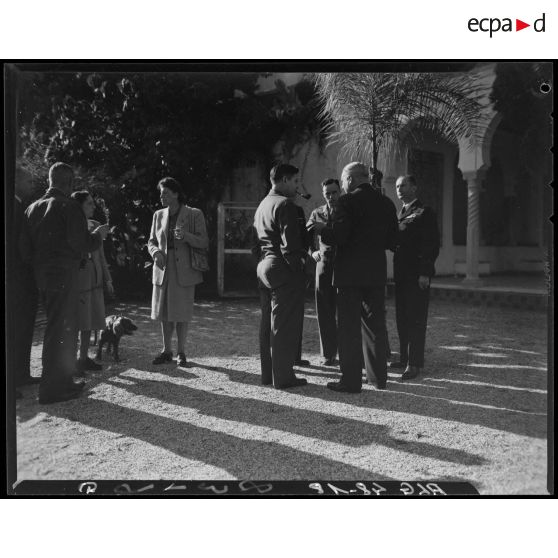 Réception en plein air lors de la visite du général Lemay, commandant l'aviation américaine outre-mer, en Algérie.