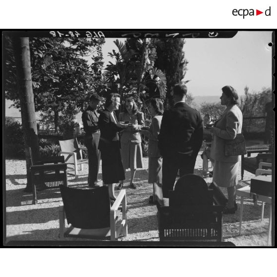 Réception en plein air lors de la visite du général Lemay, commandant l'aviation américaine outre-mer, en Algérie.