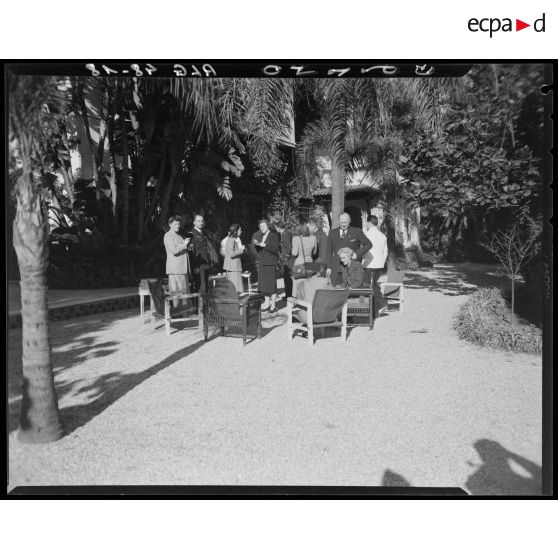 Réception en plein air lors de la visite du général Lemay, commandant l'aviation américaine outre-mer, en Algérie.