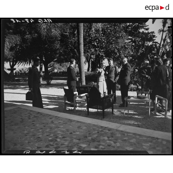 Réception en plein air lors de la visite du général Lemay, commandant l'aviation américaine outre-mer, en Algérie.