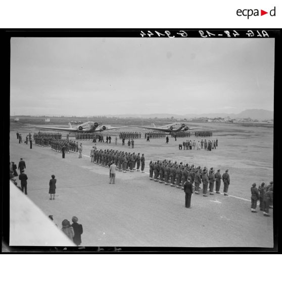 Cérémonie militaire à l'aéroport d'Alger à l'occasion de la venue de Marcel-Edmond Naegelen, le nouveau gouverneur général de l'Algérie.